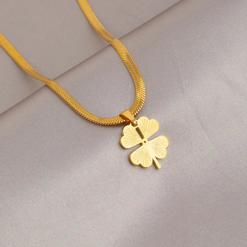 Damenkette mit Glücksanhänger ⎜ Vergoldete Kette mit Kleeblatt für positive Vibes im Alltag