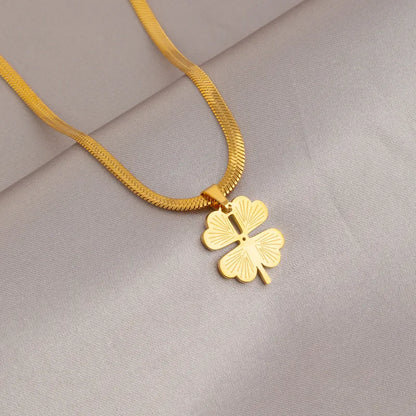 Damenkette mit Glücksanhänger ⎜ Vergoldete Kette mit Kleeblatt für positive Vibes im Alltag