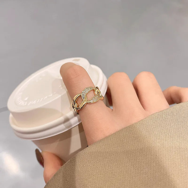 Damenring im Kettendesign ⎜ Offener Ring in Goldoptik mit Zirkonia-Besatz für moderne und auffällige Styles