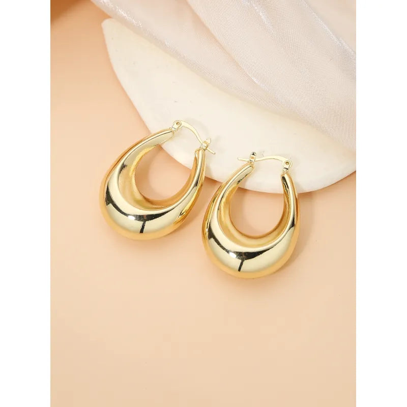 Ovalförmiger Ohrschmuck in Goldoptik ⎜ Glänzendes Design für auffällige und stilvolle Momente