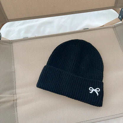 Herbst-Beanie mit Stickerei ⎜ Weiche Strickmütze für vielseitige Alltags-Outfits in der Übergangszeit