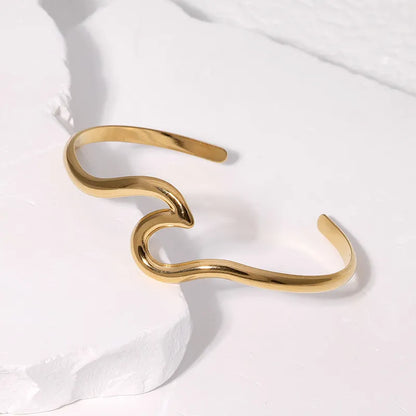 Geometrischer Damenarmreif in Gold ⎜ Offenes Design für moderne, minimalistische Eleganz