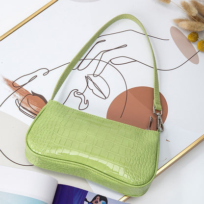 Umhängetasche für Damen ⎜ Glänzende Schultertasche in Kroko-Optik für modische Outfits und Freizeit