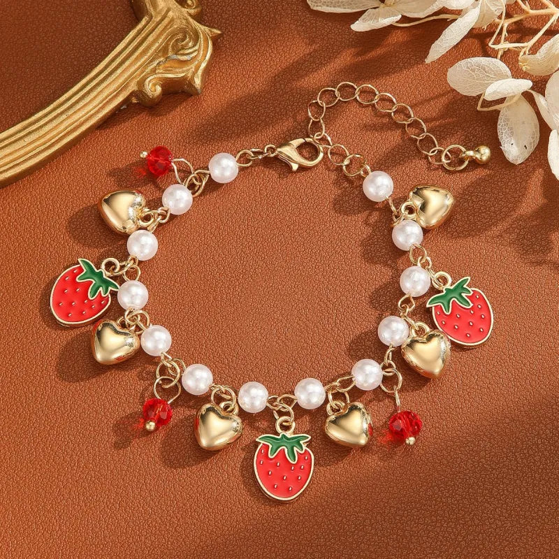 Charm-Armband mit Herzmotiven ⎜ Romantisches Design mit roten Anhängern und Perlen für liebevolle Akzente