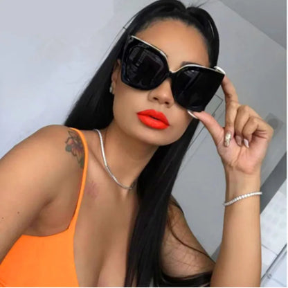 Modische Sonnenbrille für Damen ⎜ Markantes Design mit breitem Rahmen für stilvolle Auftritte