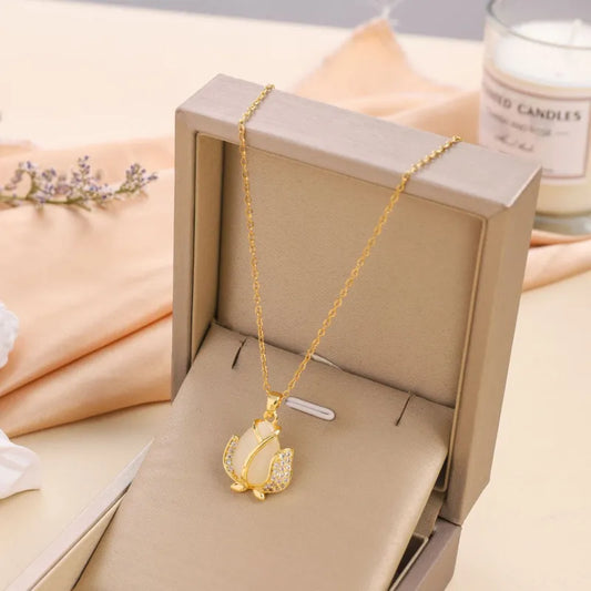 Elegante Kette für Damen ⎜ Goldene Kette mit weißem Blumenanhänger und Zirkonia für elegante Anlässe