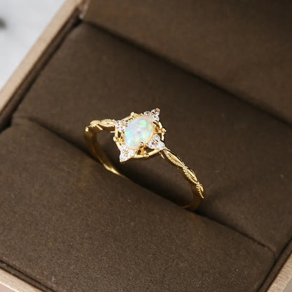 Ring im Vintage-Stil mit Opal ⎜ Eleganter Ring in Goldoptik mit Zirkonia für festliche und stilvolle Anlässe