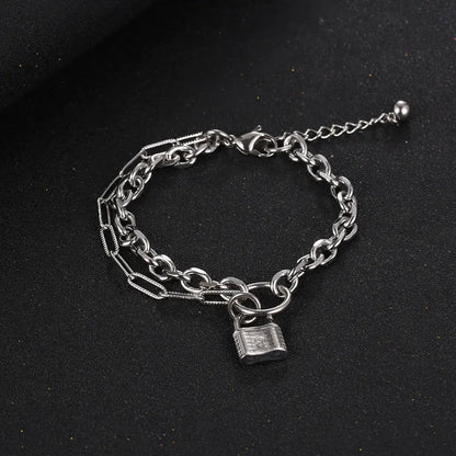 Besonderes Armband für Damen ⎜ Silberne Kette mit Vorhängeschloss im trendigen Look