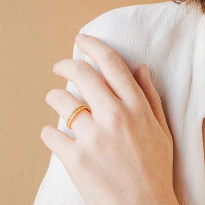 Schlichter Ring in Goldoptik ⎜ Schlichter Ring mit funkelnden Zirkonia für elegante Alltags- und Business-Looks