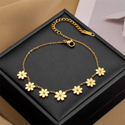 Sommerliches Damenarmband ⎜ Verspieltes Design mit Sonnenblumenanhängern in goldener Optik