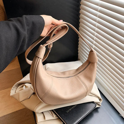 Halbmondtasche für Damen ⎜ Schultertasche aus Lederoptik mit praktischem Reißverschlussfach für unterwegs
