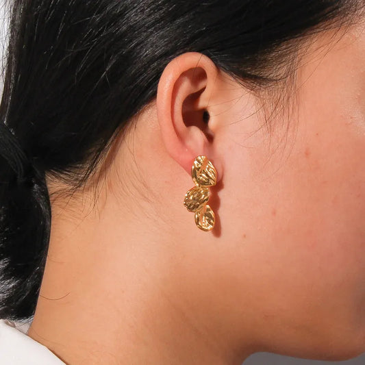 Ohrschmuck aus Edelstahl im Retro-Stil ⎜ Faltoptik mit strukturierter Oberfläche für edle Looks