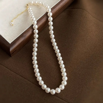 Elegante Damenkette mit weißen Perlen ⎜ Handgefertigte Rundperlenkette für zeitlose Eleganz im Alltag