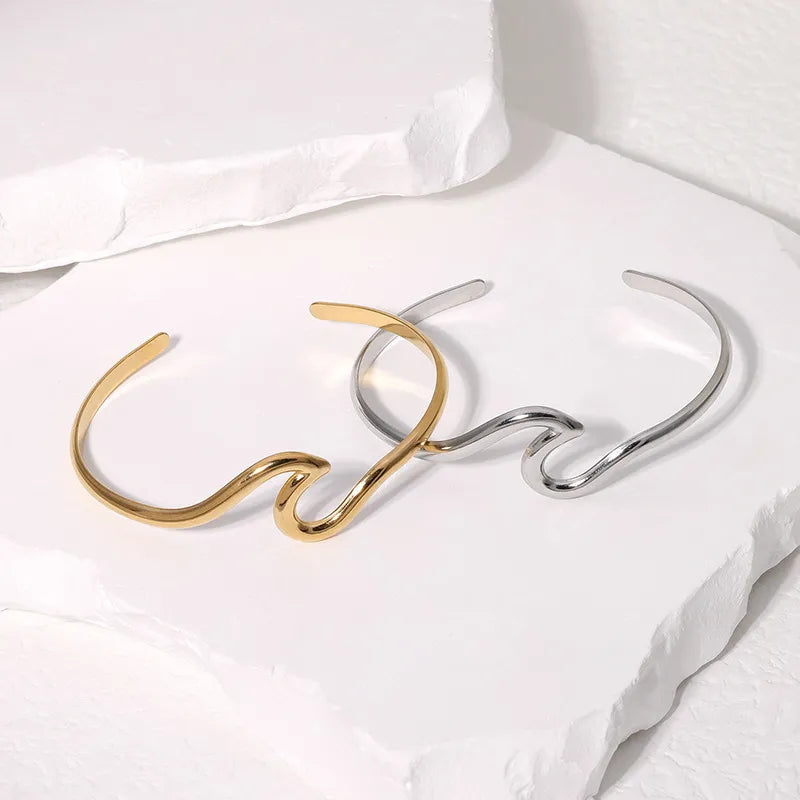 Geometrischer Damenarmreif in Gold ⎜ Offenes Design für moderne, minimalistische Eleganz