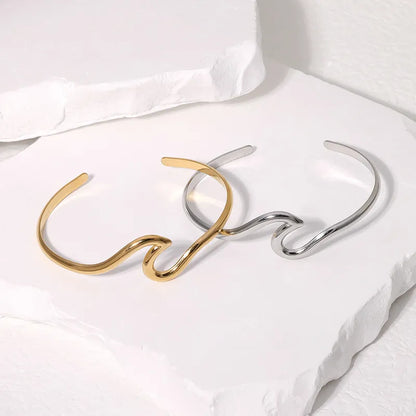 Geometrischer Damenarmreif in Gold ⎜ Offenes Design für moderne, minimalistische Eleganz