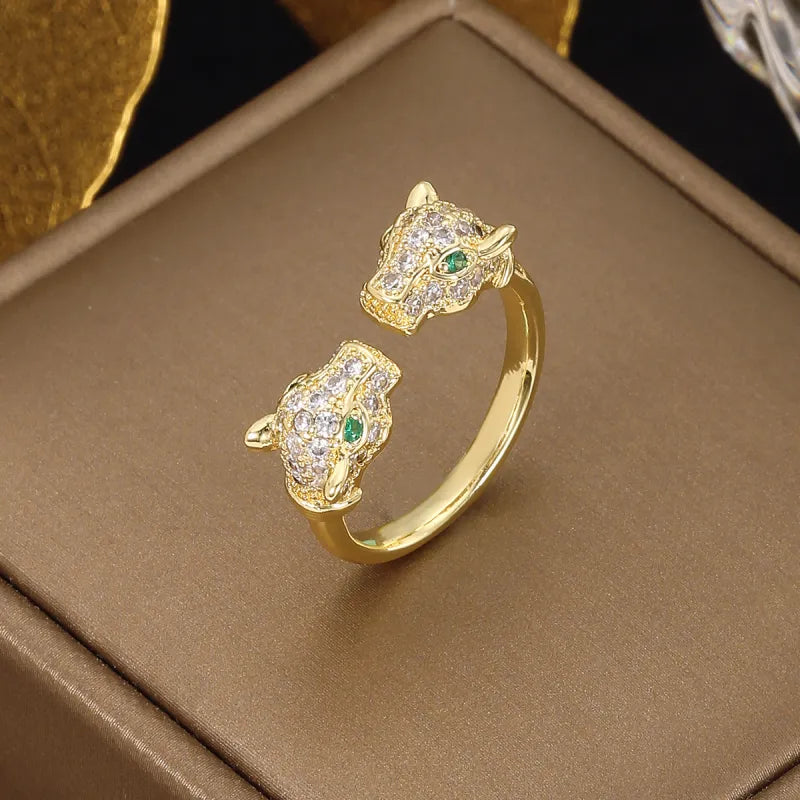 Tigerköpfen-Ring in Goldoptik ⎜ Offenes Design mit grünen Augen und Zirkonia für ausdrucksstarke Looks
