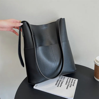 Damen Schultertasche in Lederoptik ⎜ Schlichte Tragetasche mit großem Hauptfach und verstellbarem Gurt