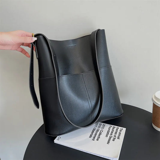 Damen Schultertasche in Lederoptik ⎜ Schlichte Tragetasche mit großem Hauptfach und verstellbarem Gurt