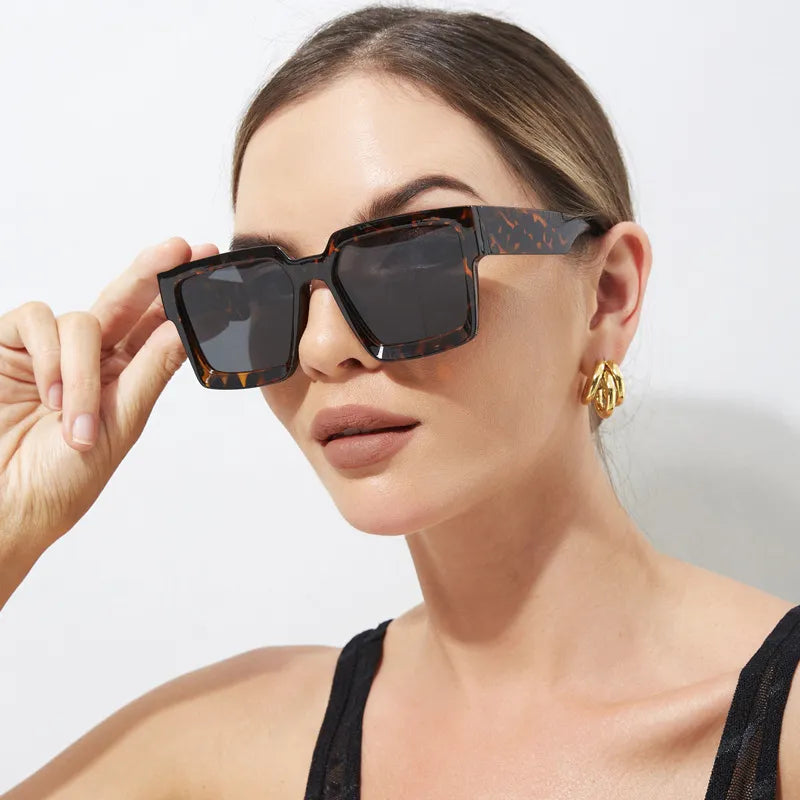Sonnenbrille für Damen mit eckigem Oversize-Rahmen ⎜ Lässig und lichtgeschützt unterwegs