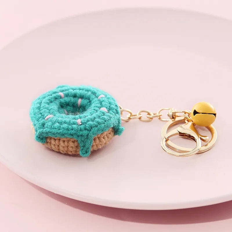 Donut Anhänger aus Wolle ⎜ Handgehäkelter Taschenanhänger mit Glocke für den Rucksack