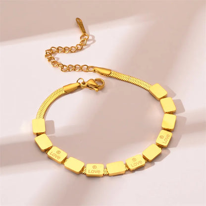 Armband mit „Love“-Gravur ⎜ Vergoldetes Design mit quadratischen Details für stilvolle Statements