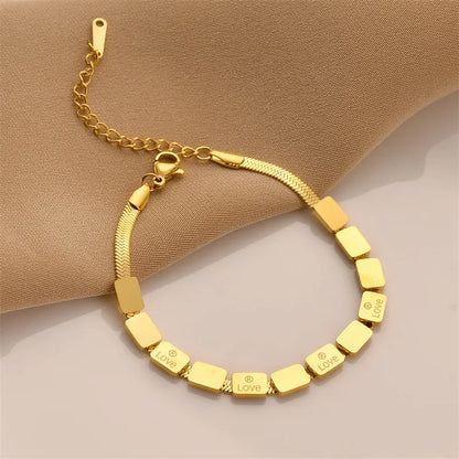 Armband mit „Love“-Gravur ⎜ Vergoldetes Design mit quadratischen Details für stilvolle Statements