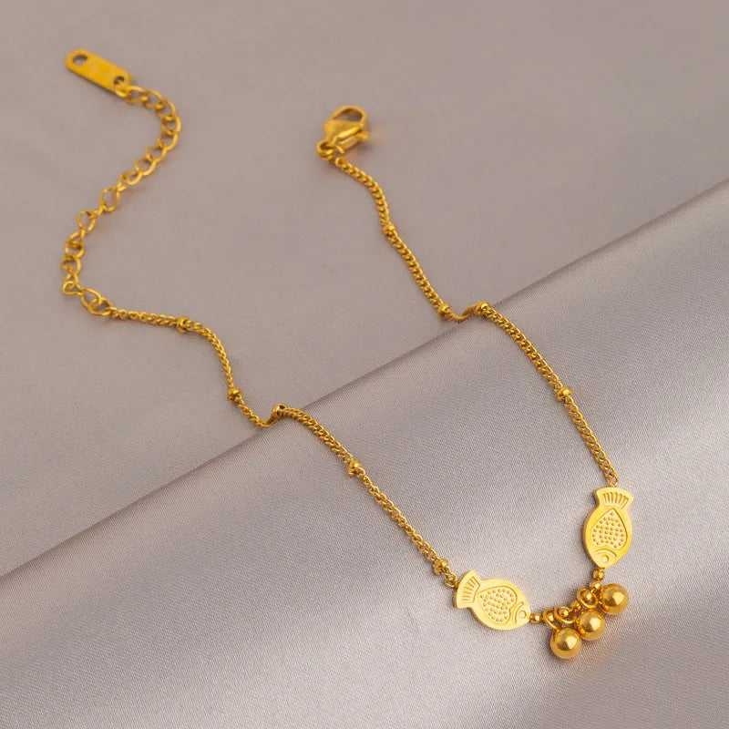 Goldenes Damenarmband mit Fischmotiv ⎜ Filigrane Handkette mit Glockenanhänger für elegante Akzente