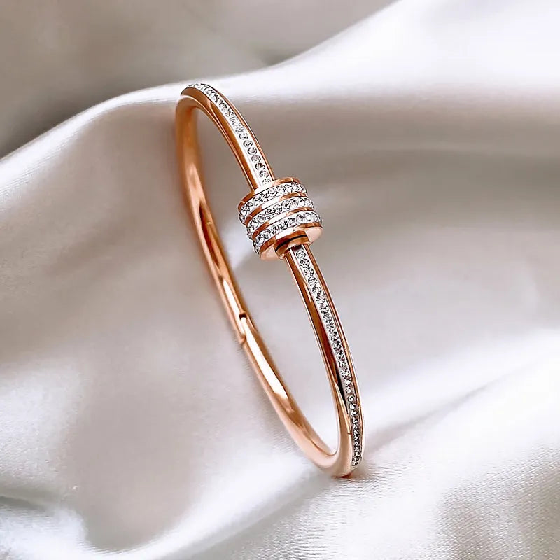 Roségoldener Damenarmreif ⎜ Elegantes Design mit Zirkonia und praktischem Klappverschluss