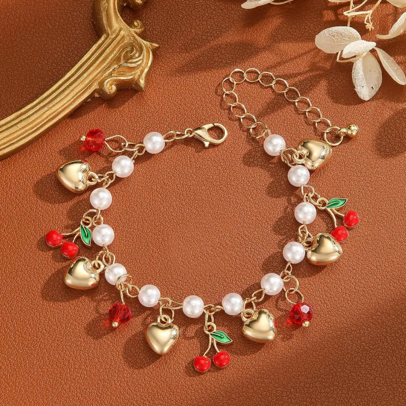 Charm-Armband mit Herzmotiven ⎜ Romantisches Design mit roten Anhängern und Perlen für liebevolle Akzente