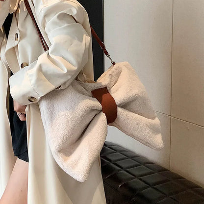 Umhängetasche mit Schleife ⎜ Lässige Tragetasche mit Stoffstruktur für kreative Freizeit-Looks