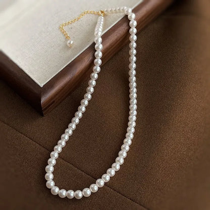 Elegante Damenkette mit weißen Perlen ⎜ Handgefertigte Rundperlenkette für zeitlose Eleganz im Alltag