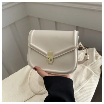 Damen Umhängetasche in Lederoptik ⎜ Kompakte Crossbody Bag mit Schnalle für Alltag und Freizeit