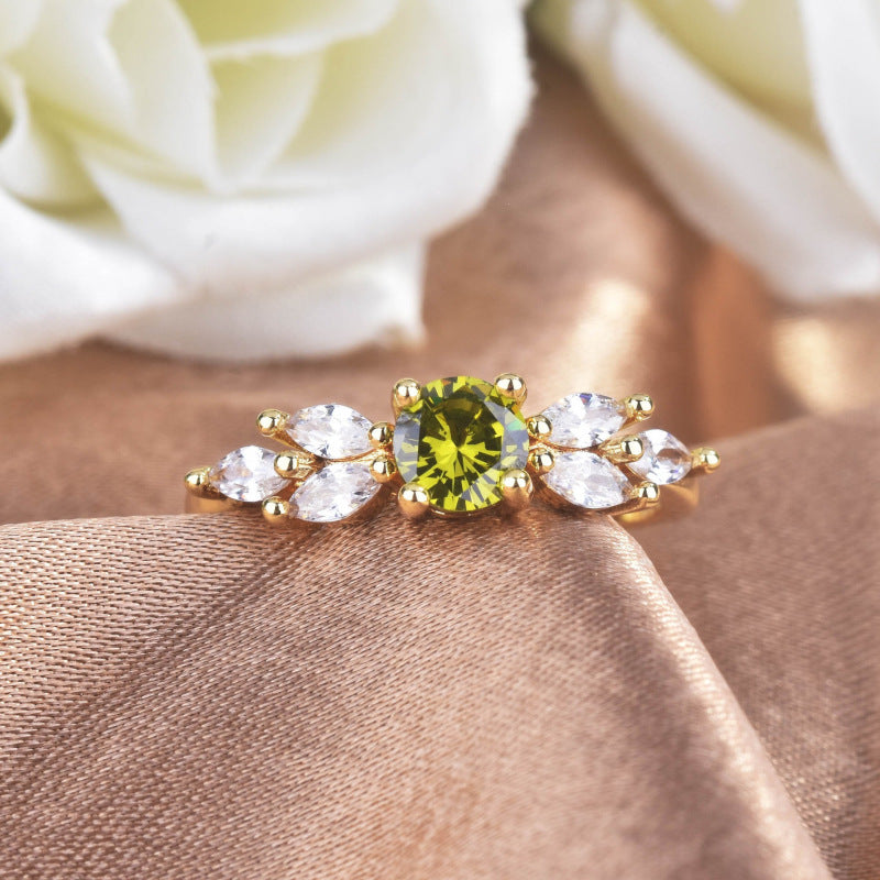 Damenring mit olivgrünem Stein ⎜ Eleganter Ring in Goldoptik mit funkelnden Zirkonia für besondere Anlässe