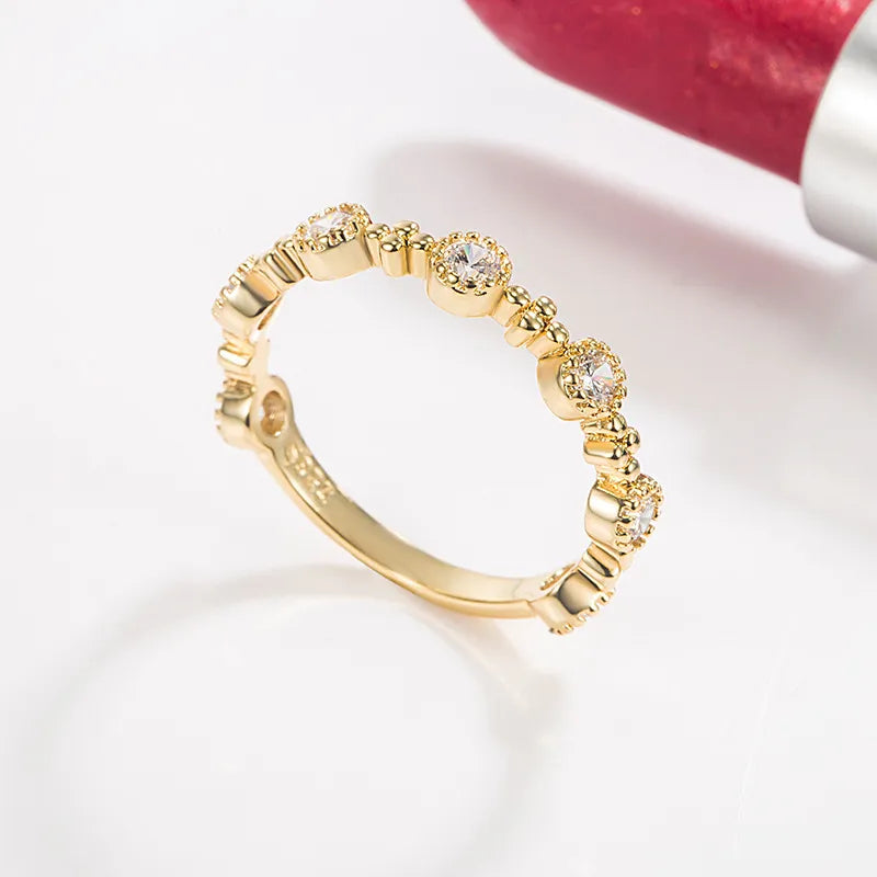 Damenring in Goldoptik mit Zirkonia ⎜ Verspieltes Design mit funkelnden Steinen für elegante und moderne Outfits