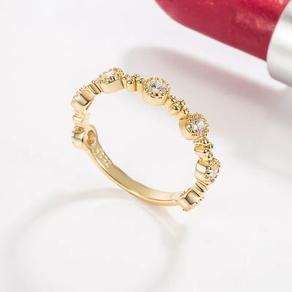 Damenring in Goldoptik mit Zirkonia ⎜ Verspieltes Design mit funkelnden Steinen für elegante und moderne Outfits