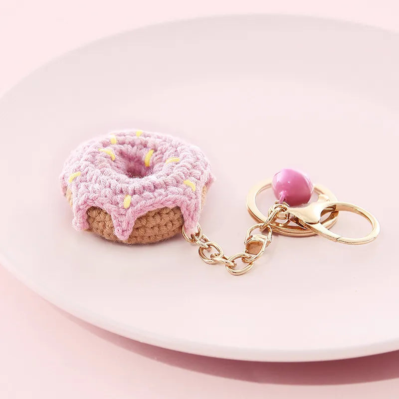 Donut Anhänger aus Wolle ⎜ Handgehäkelter Taschenanhänger mit Glocke für den Rucksack