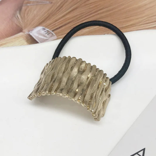 Haargummi mit Metall-Element für Damen ⎜ Stilvolles Zopfgummi in elegantem Design für Alltag und Büro-Looks
