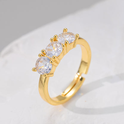 Ring mit Zirkonia ⎜ Vergoldeter Ring im geometrischen Design mit drei funkelnden Steinen für eleganten Stil