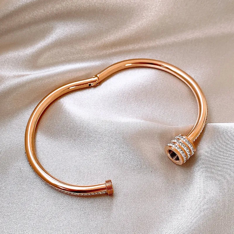 Roségoldener Damenarmreif ⎜ Elegantes Design mit Zirkonia und praktischem Klappverschluss