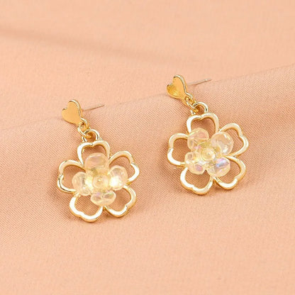 Florale Ohraccessoires mit Anhänger ⎜ Vergoldetes Blütendesign für verspielte, feminine Looks