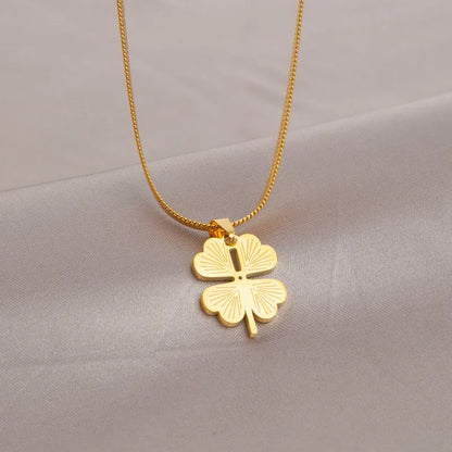 Damenkette mit Glücksanhänger ⎜ Vergoldete Kette mit Kleeblatt für positive Vibes im Alltag