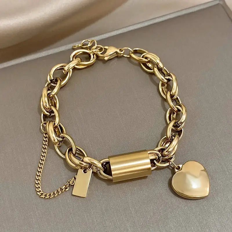Goldenes Damenarmband mit Herzanhänger ⎜ Robuste Kette für ausdrucksstarke und modische Styles