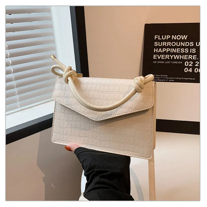 Klassische Umhängetasche für Damen ⎜ Kompakte Tasche in Kroko-Optik mit Griff für stilvolle Outfits