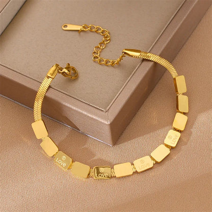 Armband mit „Love“-Gravur ⎜ Vergoldetes Design mit quadratischen Details für stilvolle Statements