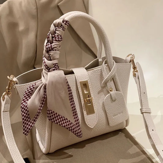 Handtasche für Damen ⎜ Tragetasche aus Lederoptik mit dekorativem Tuch und goldfarbenem Verschluss