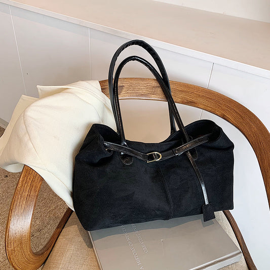 Geräumige Henkeltasche für Damen ⎜ Vintage Schultertasche aus Wildleder mit dekorativem Gürtel