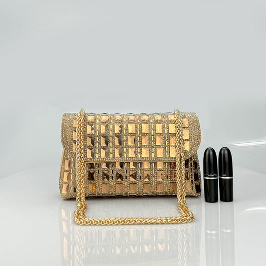 Abendtasche mit Glitzersteinen ⎜ Elegante Clutch mit Kettenträger und glänzender Oberfläche für Partys und Events