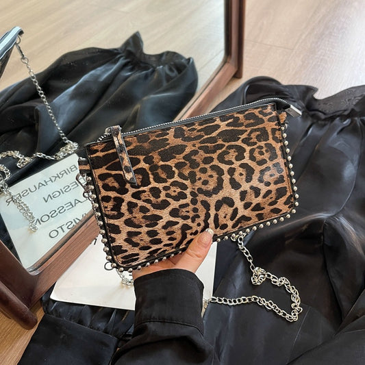 Leopardenmuster Clutch für Damen ⎜ Modische Schultertasche mit Kette für Ausgehen, Events und Streetstyle