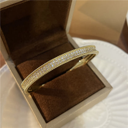 Luxuriöses Damenarmband in Goldoptik ⎜ Funkelnde Steine für glamouröse Anlässe und stilvolle Highlights