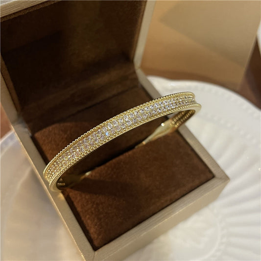 Luxuriöses Damenarmband in Goldoptik ⎜ Funkelnde Steine für glamouröse Anlässe und stilvolle Highlights